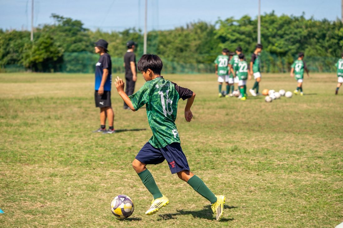 ボールを運ぶ選手